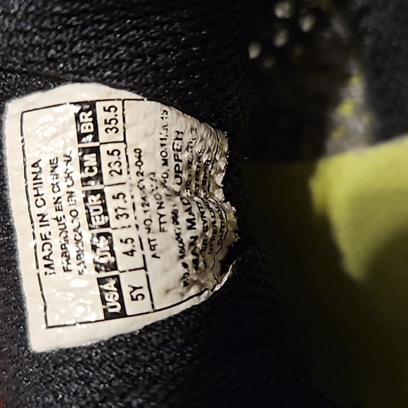 Kid's Under Armour shoes. - Picture 6 of 8